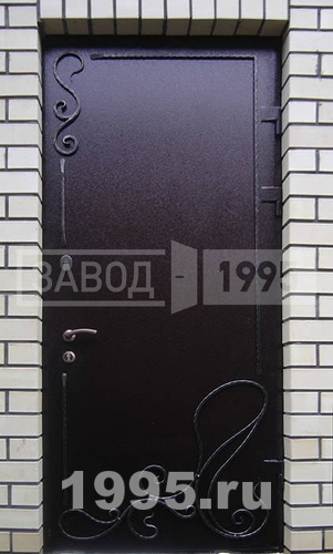 Дверь с ковкой