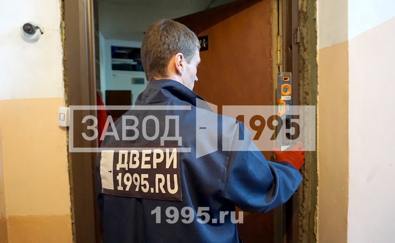 Дверную коробку выравнивают по уровню